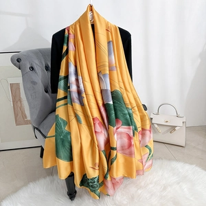 Écharpe longue en satin élégante à imprimé floral de lotus jaune sur une chaise