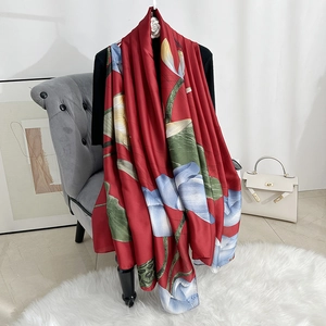 Élégante écharpe en satin de soie avec fond rouge et imprimés floraux de lotus bleus