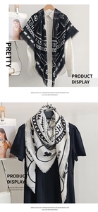 Vue détaillée des foulards de luxe en laine mercerisée avec motifs et franges fines