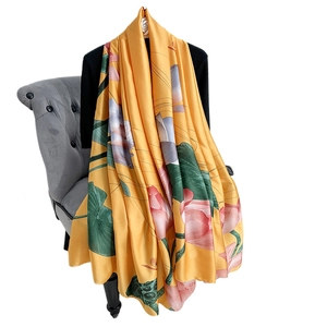 Longue écharpe en satin de soie jaune avec imprimés de lotus roses et de nénuphars verts