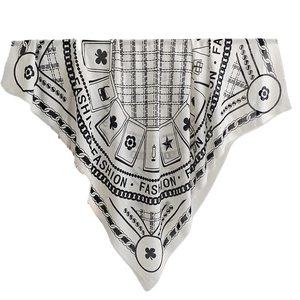 Carré de soie noir et blanc avec motifs de chaînes et imprimés d'étoiles pour femme