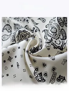 Vue macro du tissu en satin sergé montrant des motifs paisley et une texture soyeuse