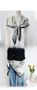 Détail d'un foulard en soie à motif cachemire, stylé en châle d'épaule ou ceinture de taille