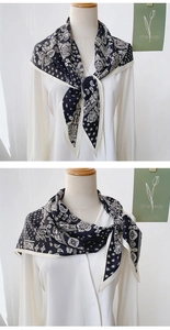 Détail montrant les façons de porter le foulard en soie noir et blanc à motif paisley