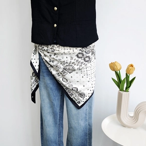 Foulard en soie rétro français avec motif paisley blanc et noir sur un jean bleu