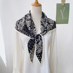 Écharpe en satin rétro français à motif paisley noir et blanc avec bordure crème