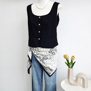 Foulard rétro à motif paisley avec gilet noir et boutons dorés sur fond blanc
