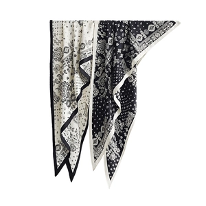 Foulard français en imitation soie avec motif cachemire et bordures contrastées