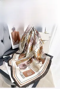 Dettaglio foulard in seta con stampa borse vintage su una borsa di lusso bianca