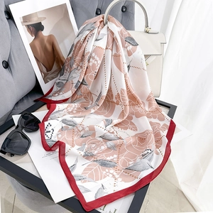 Elegante foulard quadrato floreale 70cm in seta sintetica con bordi rossi a contrasto