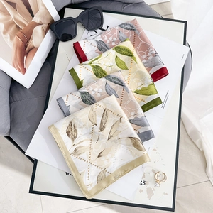 Set di quattro eleganti foulard quadrati in raso con stampe floreali e colori assortiti