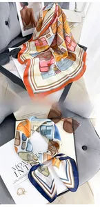 Dettaglio di sciarpe di seta colorate con stampa di borse e texture effetto seta