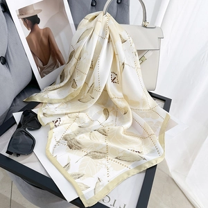 Elegante foulard 70 cm in finta seta beige con foglie dorate per abbigliamento formale