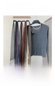 Dettaglio di vari foulard in chiffon retrò con motivi geometrici e a pois