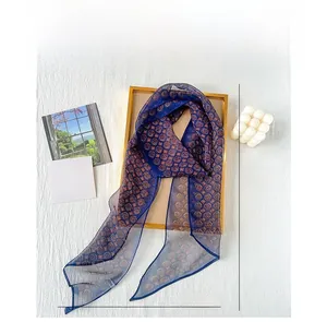 Sciarpa retrò in chiffon blu con stampa geometrica e dimensioni di 155 cm x 17 cm