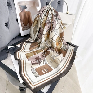 Elegante foulard in seta a motivi geometrici su una sedia con accessori di lusso
