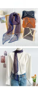 Dettaglio di sciarpe vintage in chiffon con stampa geometrica a pois in vari colori
