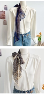 Dettaglio di sciarpe in chiffon vintage a fiori e pois abbinate a camicia bianca con scollo a V