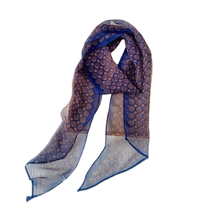 Sciarpa retrò in chiffon con stampa geometrica blu scuro e consistenza traslucida