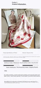 Gros plan d'un foulard en soie à fleurs de 70 cm sur un canapé en cuir avec un sac à main
