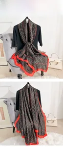Détail d'un foulard en soie élégant avec motifs de chaînes géométriques et bordures rouges