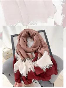 Détail de l'écharpe en coton et lin avec motif vintage et design élégant en blocs de couleurs