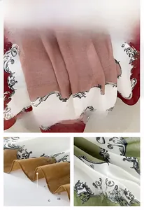 Détail d'une écharpe en lin léger avec imprimé baroque vintage et coutures fines