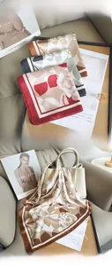 Détail d'un foulard en soie à motif floral élégant avec un sac à main chic et moderne