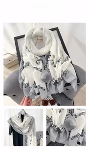 Détail du motif baroque et du tissu léger en coton et lin sur cette écharpe imprimée élégante
