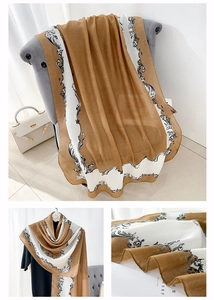 Détail de l'imprimé baroque et du drapé de l'écharpe marron et beige élégante