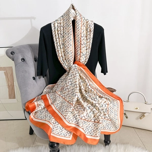Élégante écharpe en soie avec motifs de lettres abstraites et bordures orange