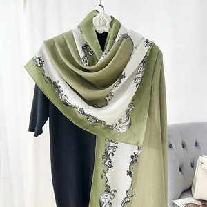 Écharpe en coton et lin vert et blanc avec imprimé floral de style baroque