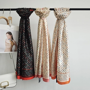Foulards élégants en soie à imprimé géométrique en noir, beige et blanc pour femmes