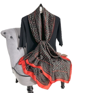 Élégant foulard en soie rouge et noir avec motifs géométriques pour protection solaire