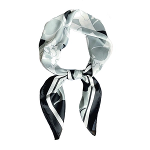 Carré de soie élégant en satin à imprimé floral noir et blanc noué en nœud décoratif