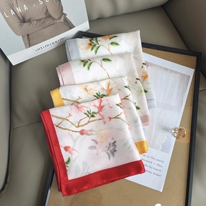 Lot de foulards carrés en soie pour femmes avec motifs floraux et bordures colorées