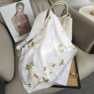 Élégant foulard en soie à imprimé magnolia jaune drapé sur un sac à main