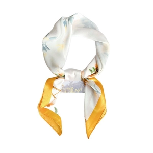 Élégant foulard en soie ivoire à fleurs avec bord jaune noué en nœud sur une carte