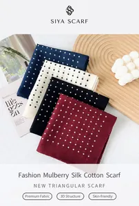 Primer plano de bufandas de seda de morera y algodón con lunares en azul, beige, negro y granate