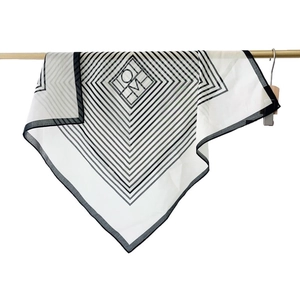 Eleganter schwarz-weißer Seidenschal mit geometrischem Rautenmuster und quadratischem Design
