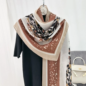 Elegant thin printed scarf with leopard and geometric pattern for women's shawl