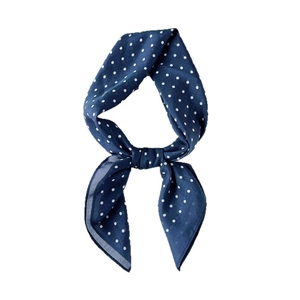 Pañuelo de seda azul marino con lunares en un elegante lazo para accesorios retro