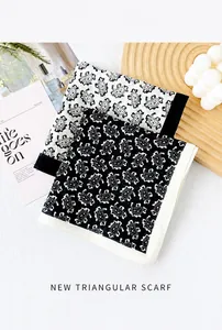 Detalle de patrón paisley en pañuelo de seda y algodón de calidad con bordes en contraste