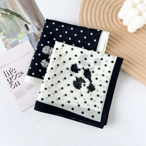 Carré en soie et coton à pois et fleurs style français sur un plateau décoratif