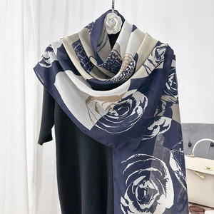 Écharpe classique à motif camélia en contraste noir et blanc pour un châle élégant de femme
