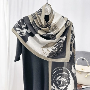 Écharpe élégante noir et blanc avec motif floral de camélia et roses pour femmes