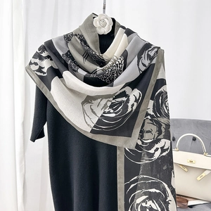 Écharpe élégante à imprimé camélia avec contraste noir et blanc en tissu léger
