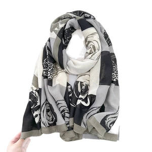 Élégant châle long noir et blanc avec motif floral de camélia pour femme