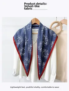 Dettaglio di un foulard blu stampato in velluto sintetico su camicia bianca