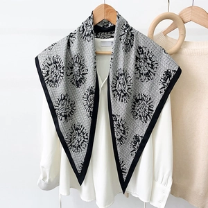 Versatile sciarpa a triangolo blu denim con stampa floreale nera e trama tweed